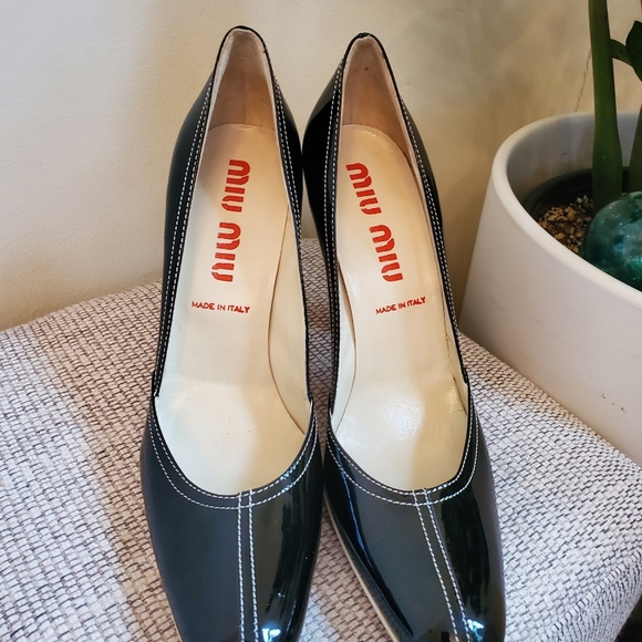 Miu Miu Black Patent Leather Round-Toe Pumps - Picture 2 of 6